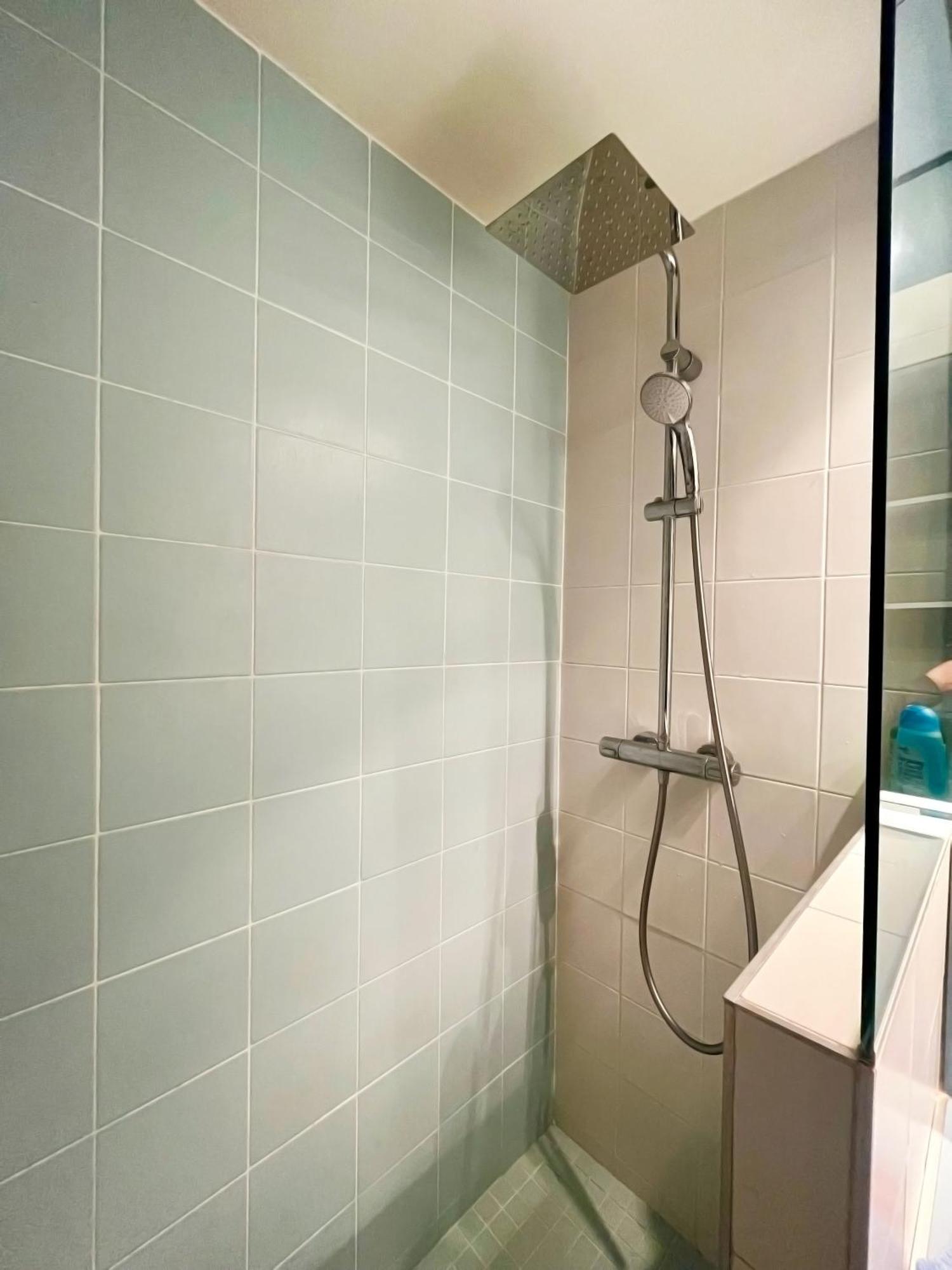 Apt Golfe Juan - 5min des plages - Parking privée - Piscine Rooftop Vallauris Extérieur photo