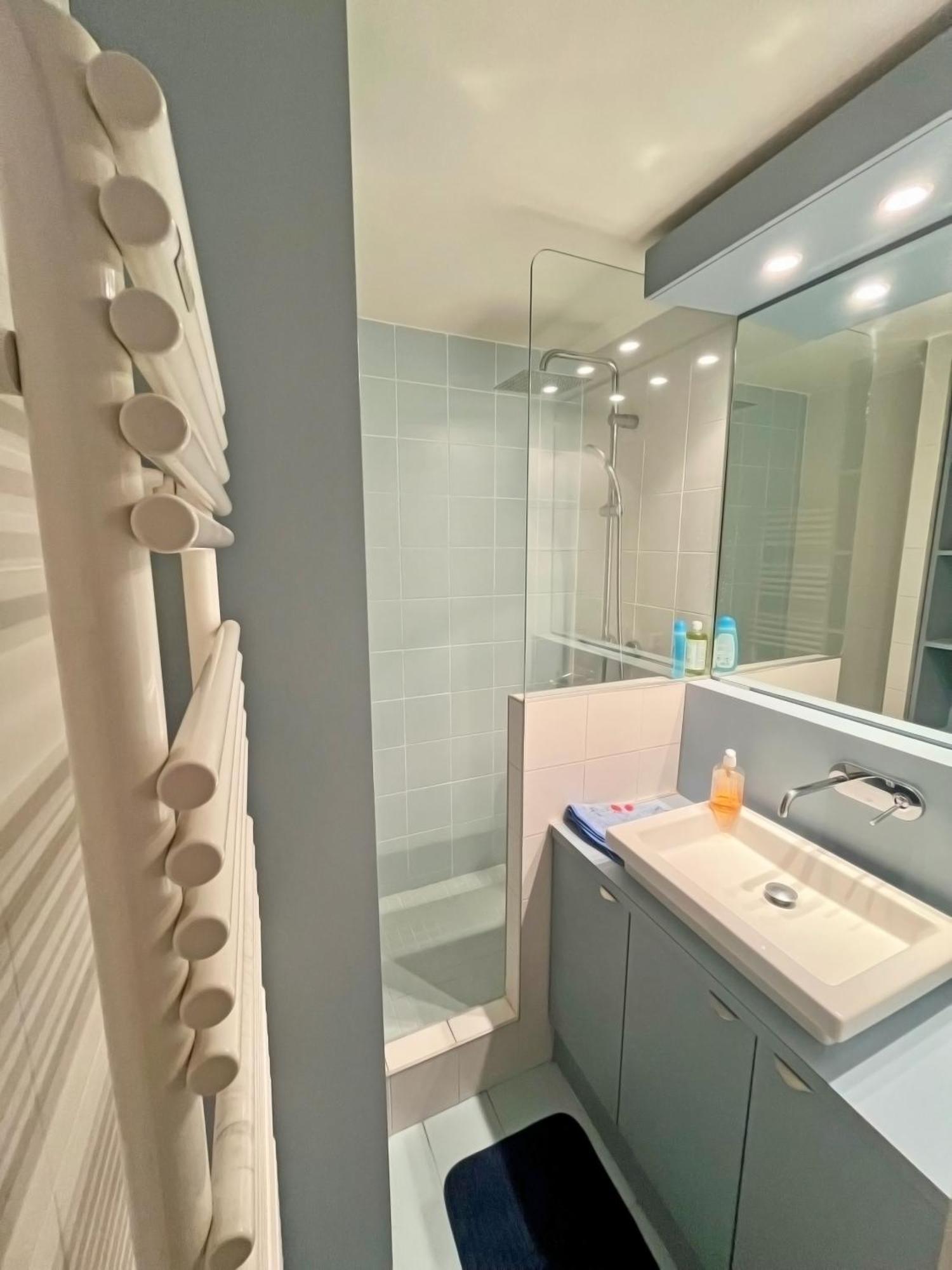 Apt Golfe Juan - 5min des plages - Parking privée - Piscine Rooftop Vallauris Extérieur photo